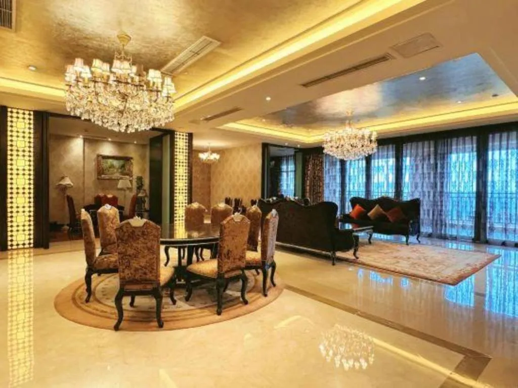 Xinjin Celebrity City Hotel