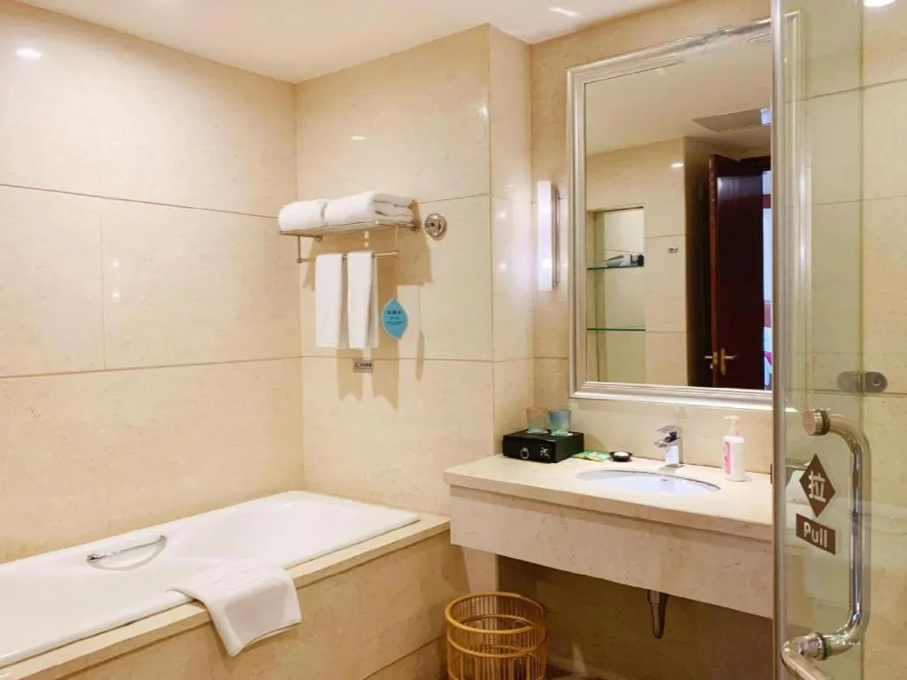 Xinjin Celebrity City Hotel