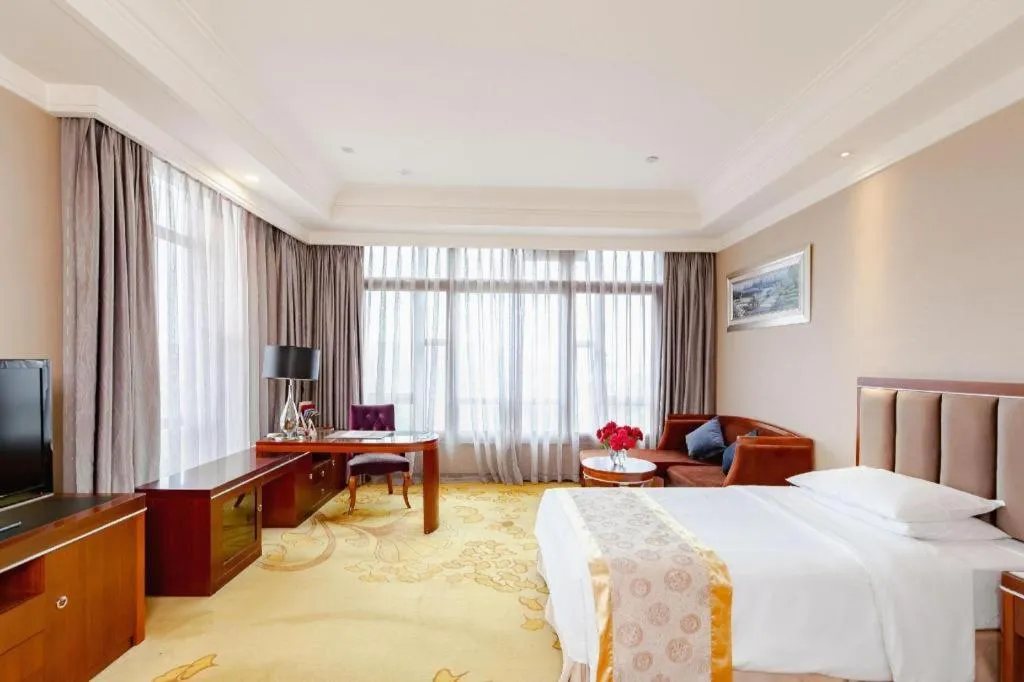 Bed in Xinjin Celebrity City Hotel