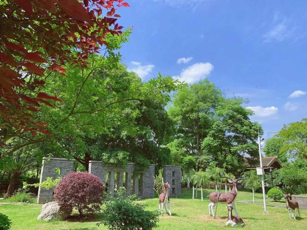 Xinjin Celebrity City Hotel