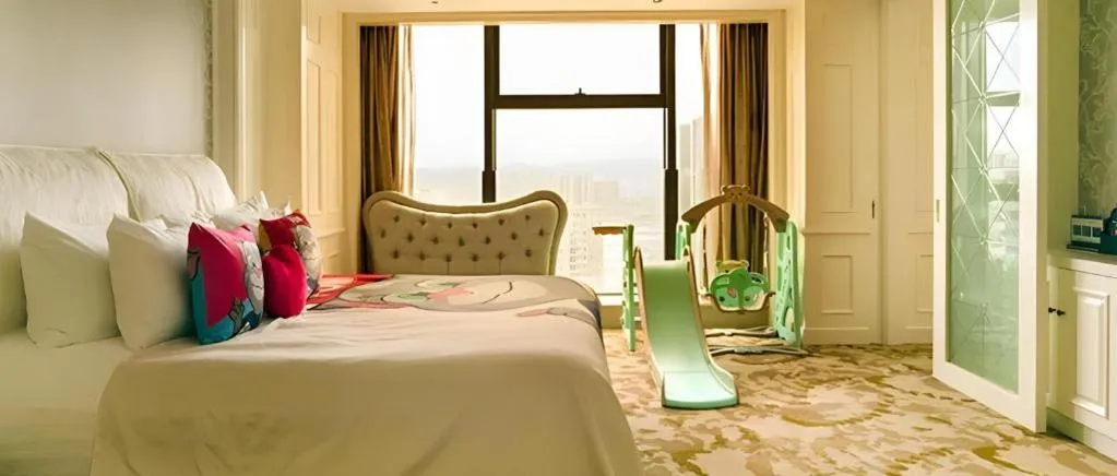 Bed in New Century Grand Hotel Zhejiang Sanli