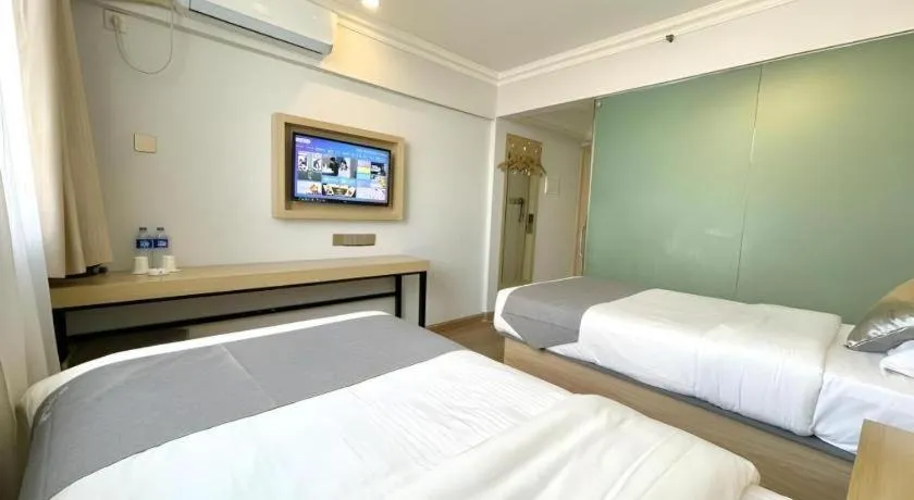 Bed in GreenTree Inn Urumqi South Xinhua Road Hotel