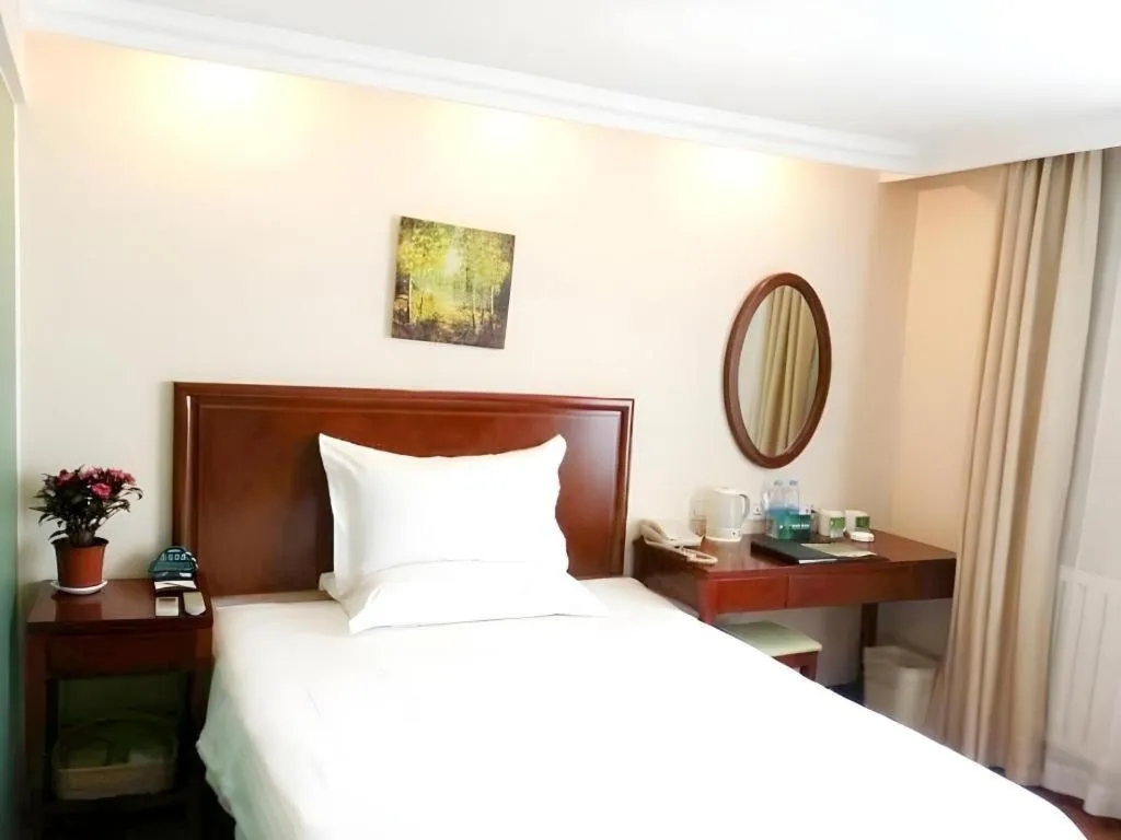 Bed in GreenTree Inn Urumqi South Xinhua Road Hotel