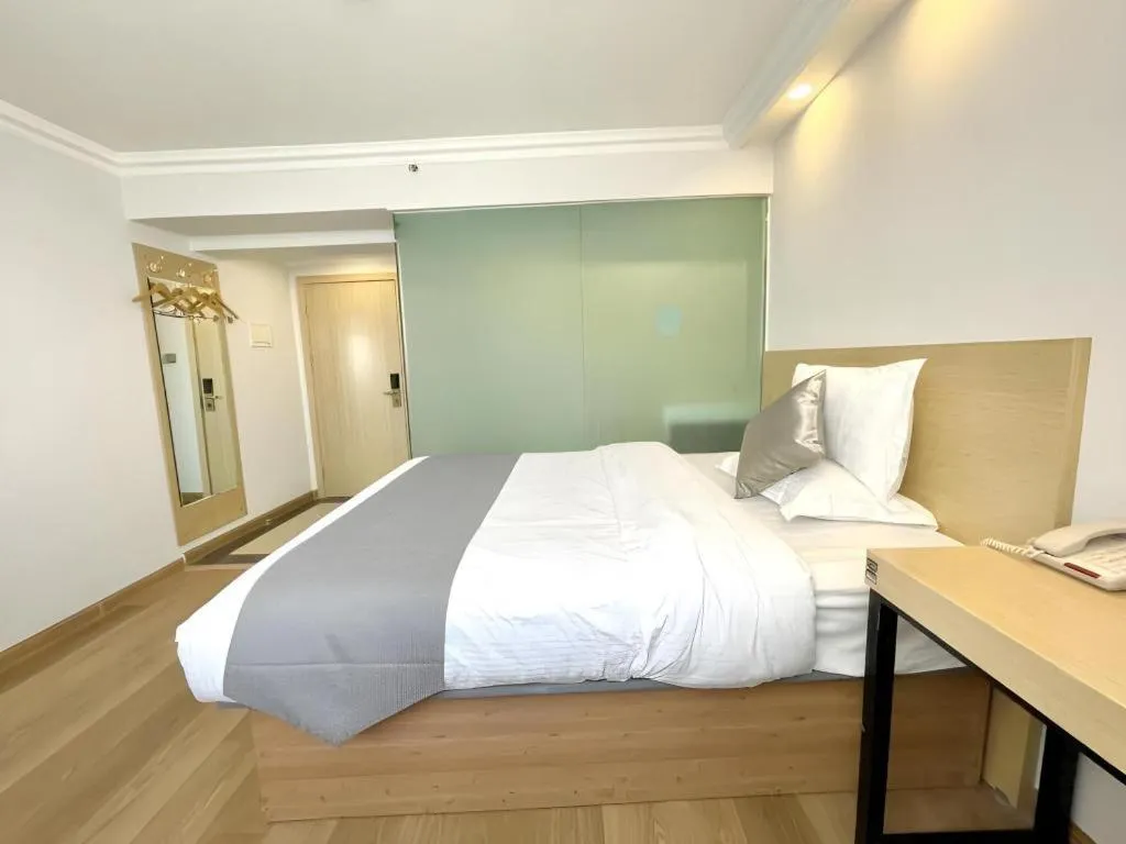 Bed in GreenTree Inn Urumqi South Xinhua Road Hotel