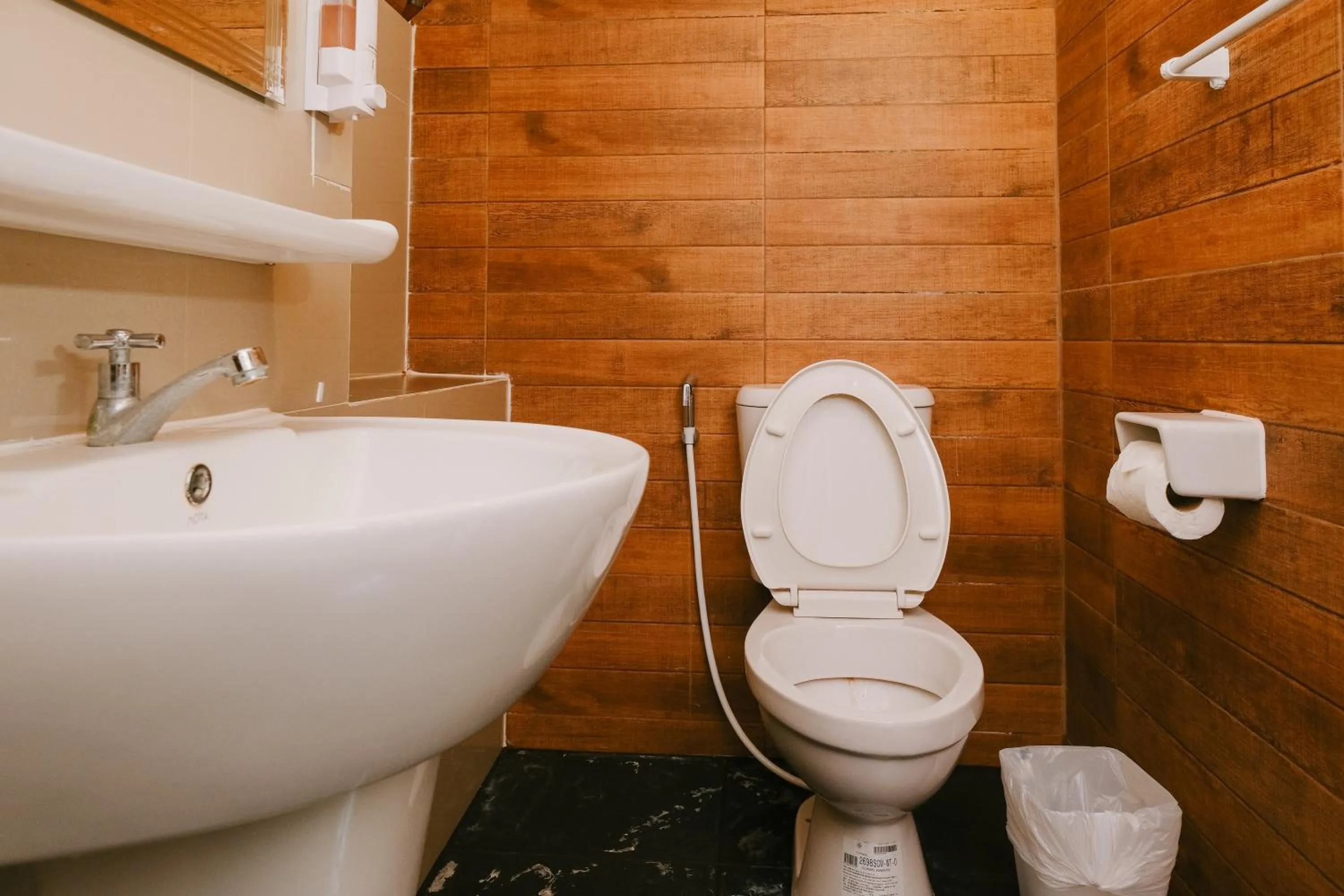 Toilet in JOY Bungalow Resort and Restaurant