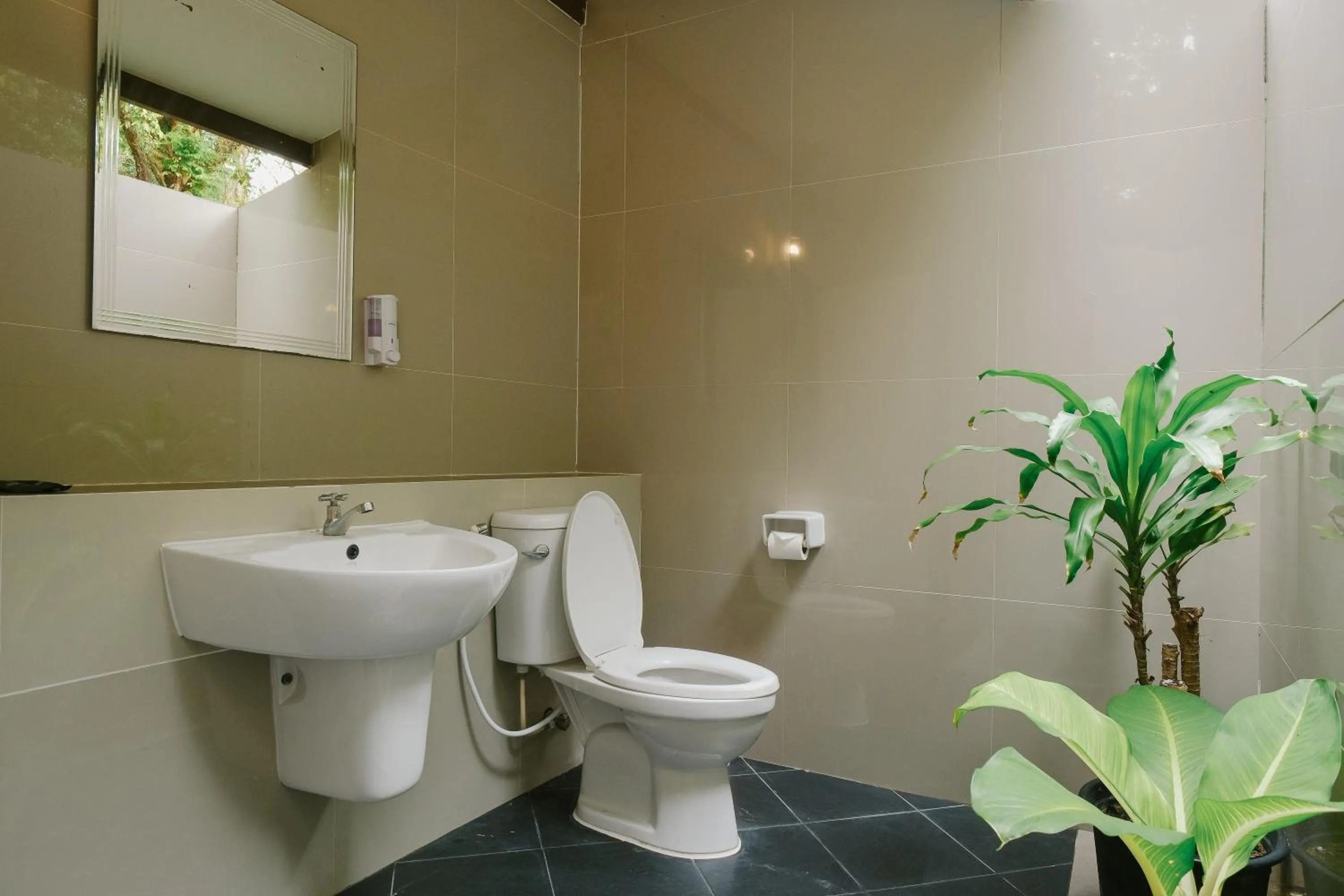 Toilet in JOY Bungalow Resort and Restaurant