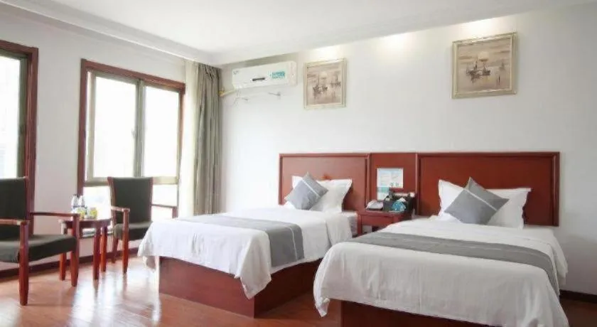 Bed in GreenTree Inn ChiZhou QinGYAng Miaoqian Road Rongxing Building Business Hotel