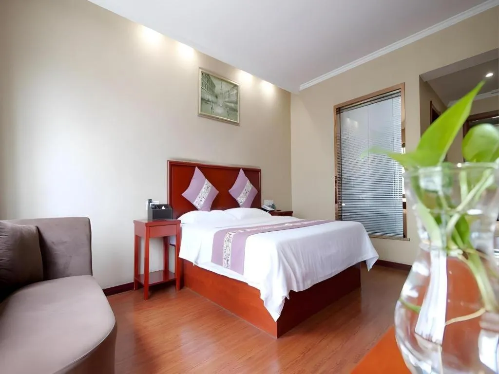 Bed in GreenTree Inn ChiZhou QinGYAng Miaoqian Road Rongxing Building Business Hotel