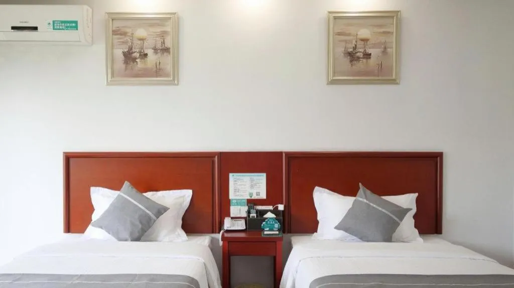 Bed in GreenTree Inn ChiZhou QinGYAng Miaoqian Road Rongxing Building Business Hotel