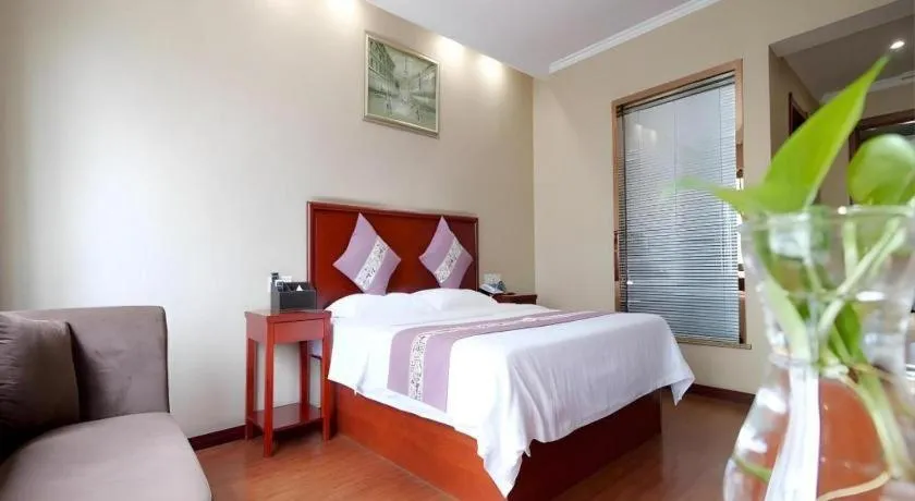 Bed in GreenTree Inn ChiZhou QinGYAng Miaoqian Road Rongxing Building Business Hotel