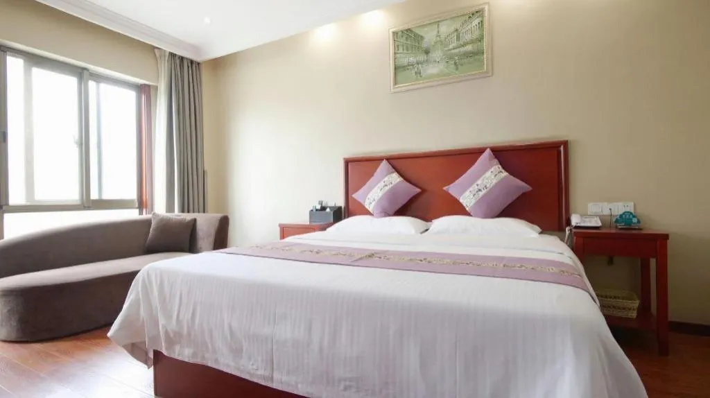Bed in GreenTree Inn ChiZhou QinGYAng Miaoqian Road Rongxing Building Business Hotel