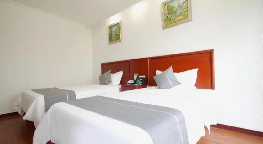 Bed in GreenTree Inn ChiZhou QinGYAng Miaoqian Road Rongxing Building Business Hotel