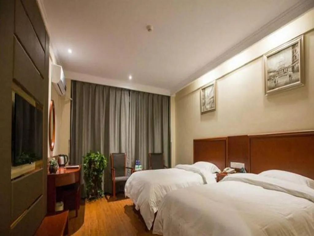 Bed in GreenTree Inn ChiZhou QinGYAng Miaoqian Road Rongxing Building Business Hotel