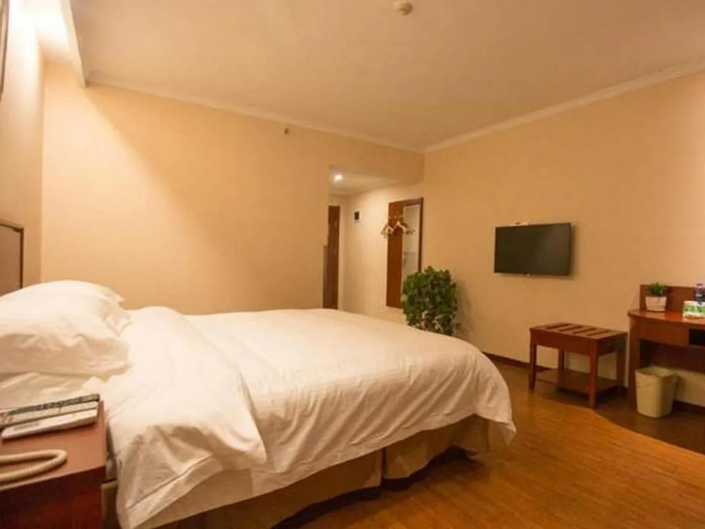 Bed in GreenTree Inn ChiZhou QinGYAng Miaoqian Road Rongxing Building Business Hotel