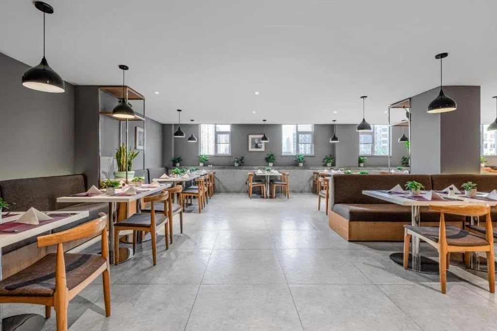 Yitel Guangzhou Pazhou Exhibition Center Chigang Metro Station