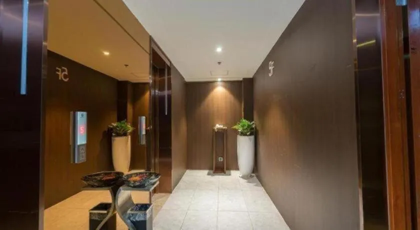 Yitel Guangzhou Pazhou Exhibition Center Chigang Metro Station