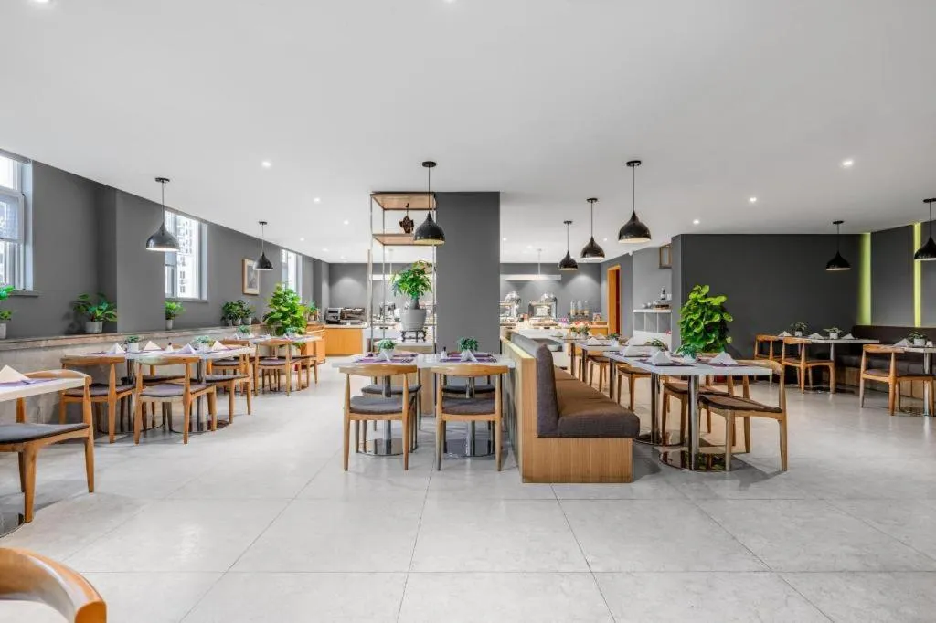 Yitel Guangzhou Pazhou Exhibition Center Chigang Metro Station