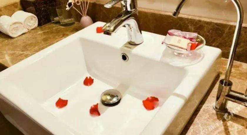 Yitel Guangzhou Pazhou Exhibition Center Chigang Metro Station