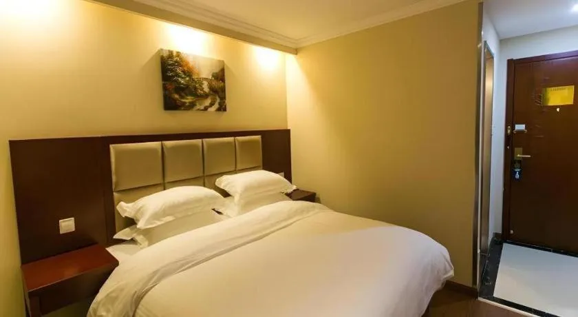 Bed in GreenTree Inn Suzhou Guanqian Street Leqiao Metro Station