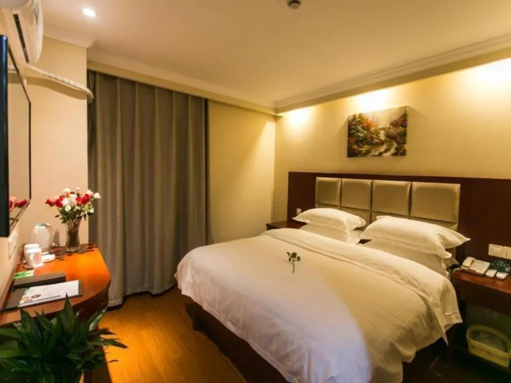 Bed in GreenTree Inn Suzhou Guanqian Street Leqiao Metro Station