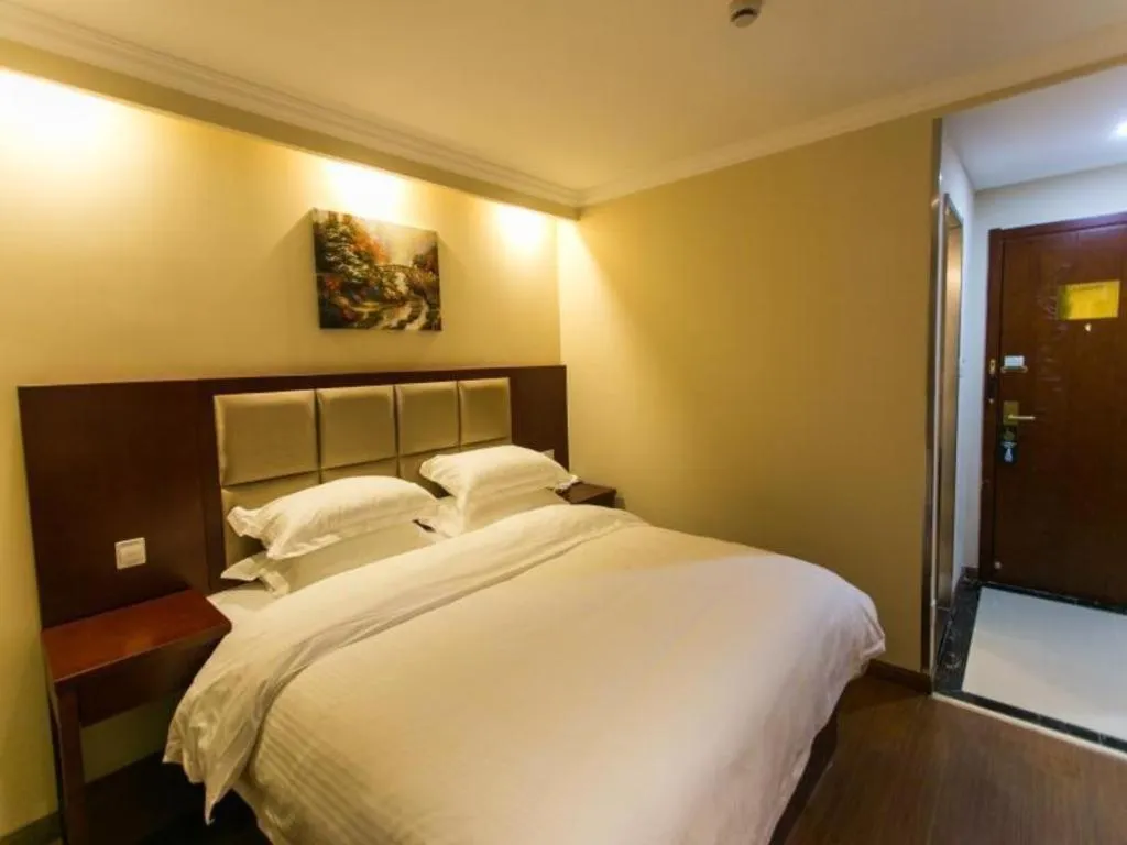 Bed in GreenTree Inn Suzhou Guanqian Street Leqiao Metro Station