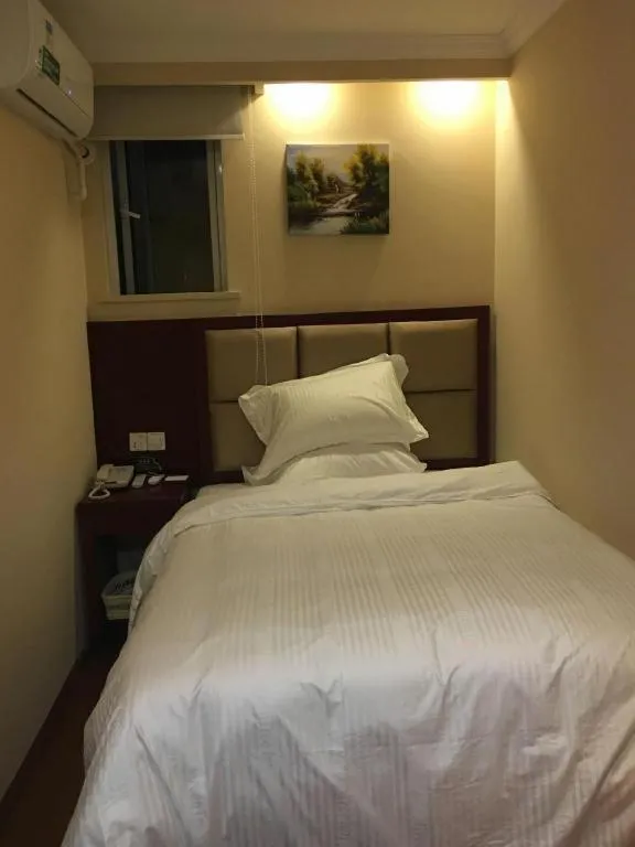 Bed in GreenTree Inn Suzhou Guanqian Street Leqiao Metro Station