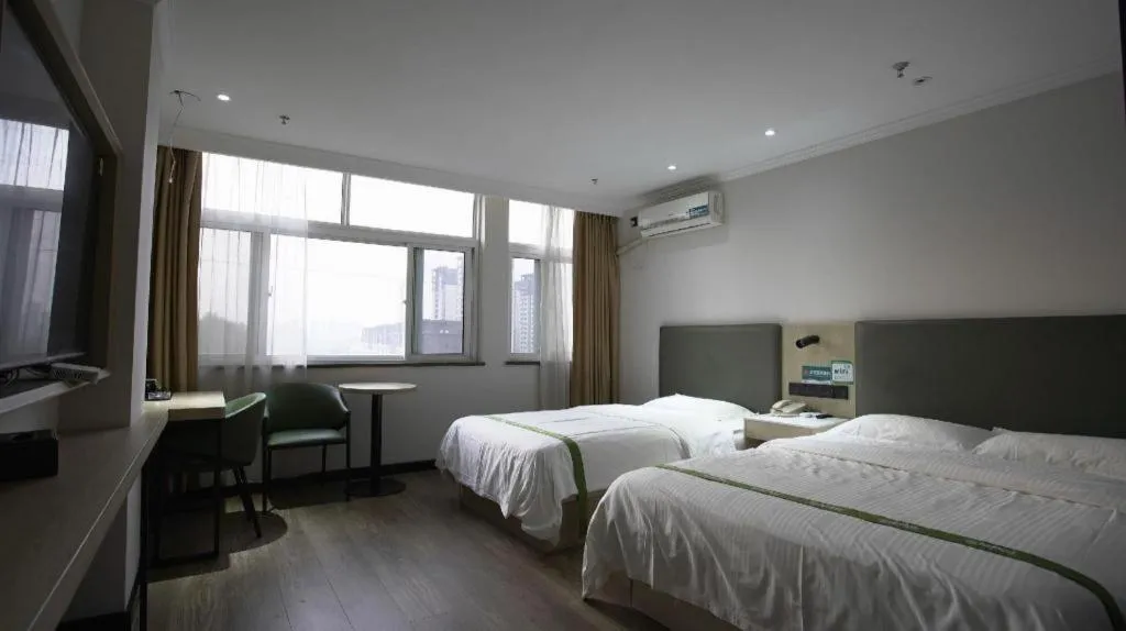 Bed in GreenTree Inn LiaoCheng LinQing HaiShan Building Express Hotel