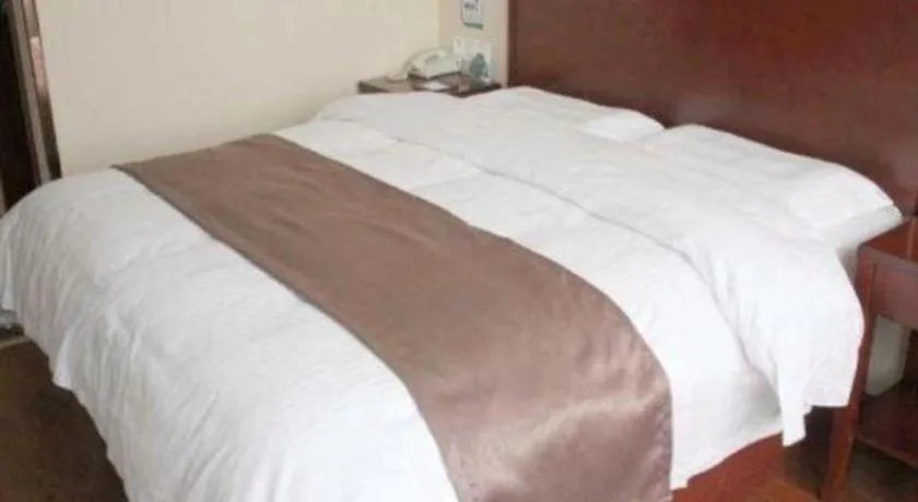 Bed in GreenTree Inn LiaoCheng LinQing HaiShan Building Express Hotel