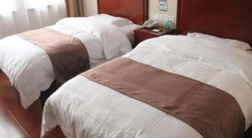 Bed in GreenTree Inn LiaoCheng LinQing HaiShan Building Express Hotel