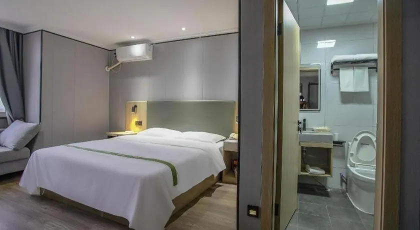 Bed in GreenTree Inn LiaoCheng LinQing HaiShan Building Express Hotel