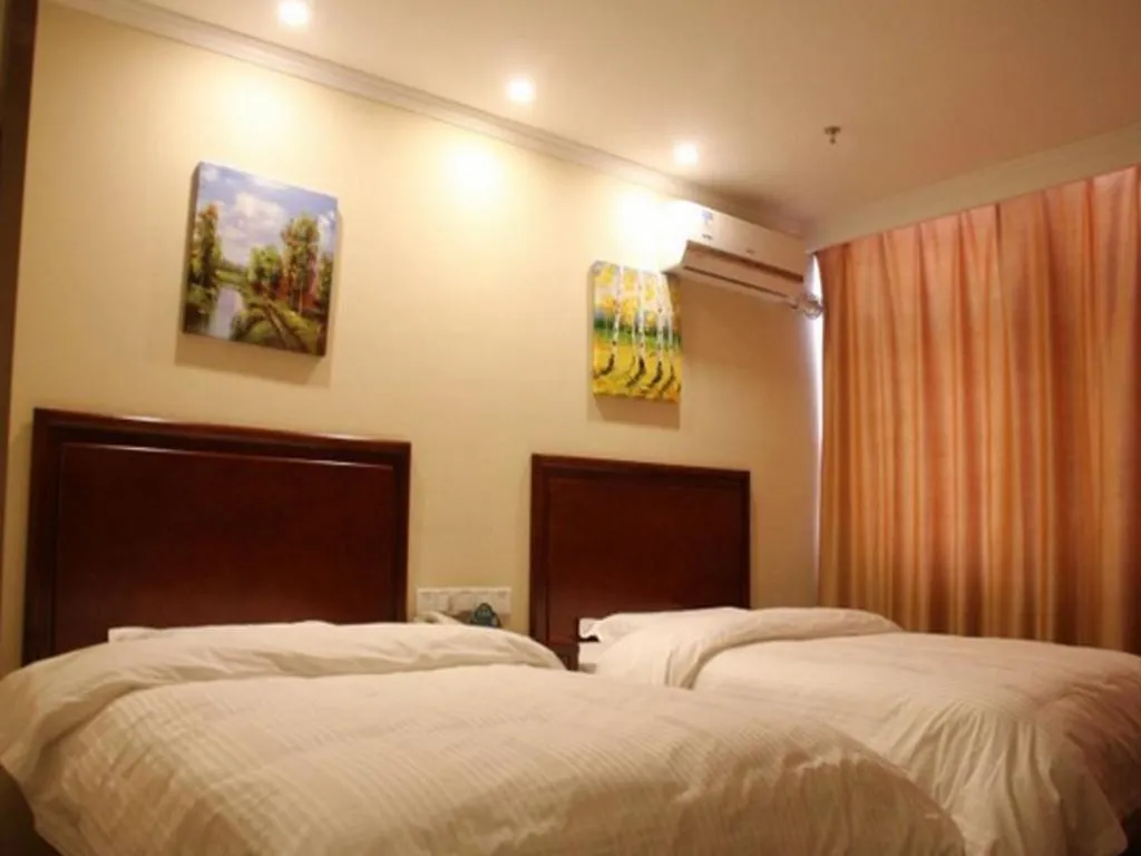 Bed in GreenTree Inn LiaoCheng LinQing HaiShan Building Express Hotel