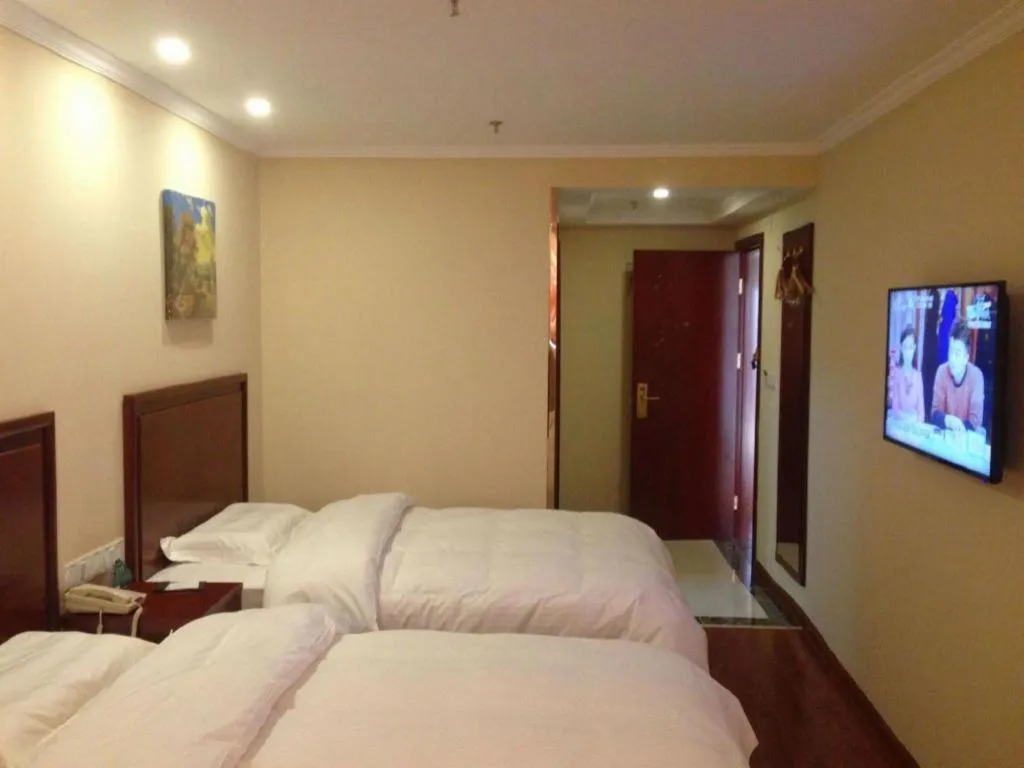 Bed in GreenTree Inn LiaoCheng LinQing HaiShan Building Express Hotel