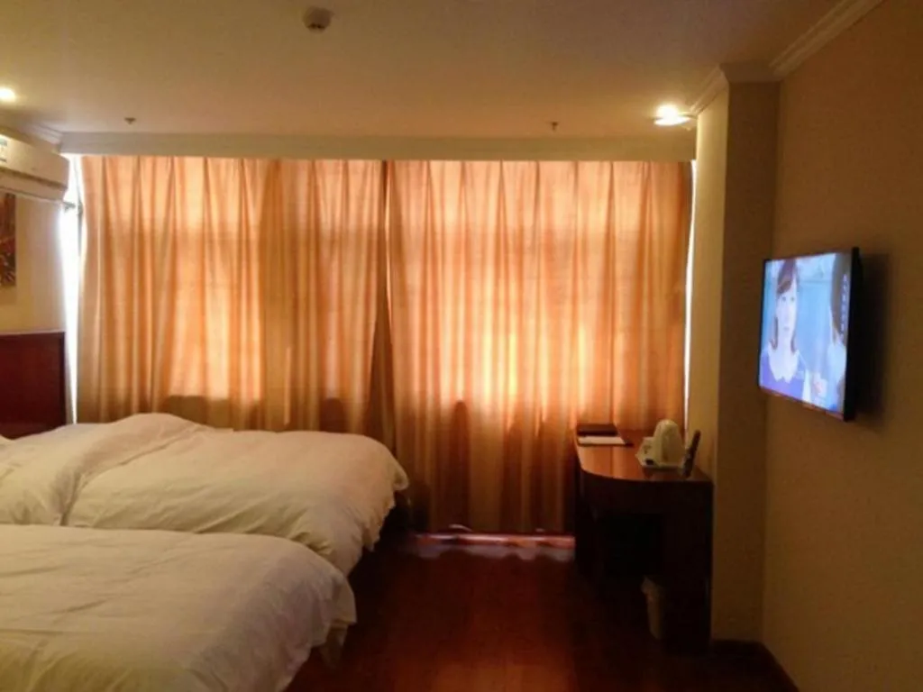 Bed in GreenTree Inn LiaoCheng LinQing HaiShan Building Express Hotel