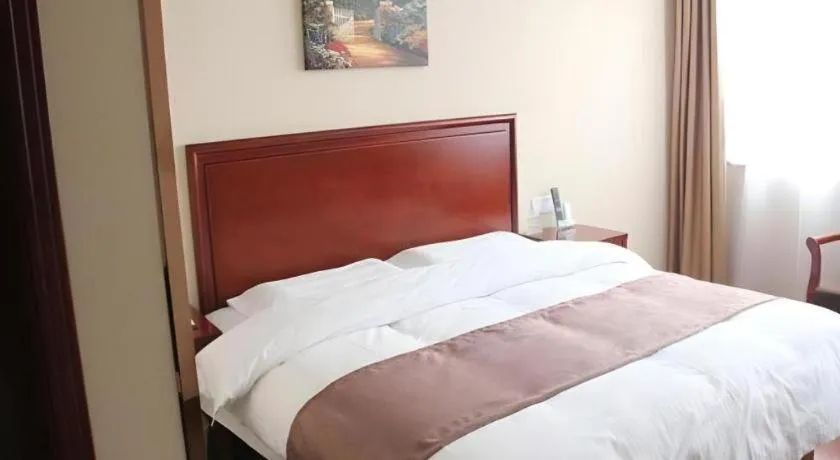 Bed in GreenTree Inn LiaoCheng LinQing HaiShan Building Express Hotel