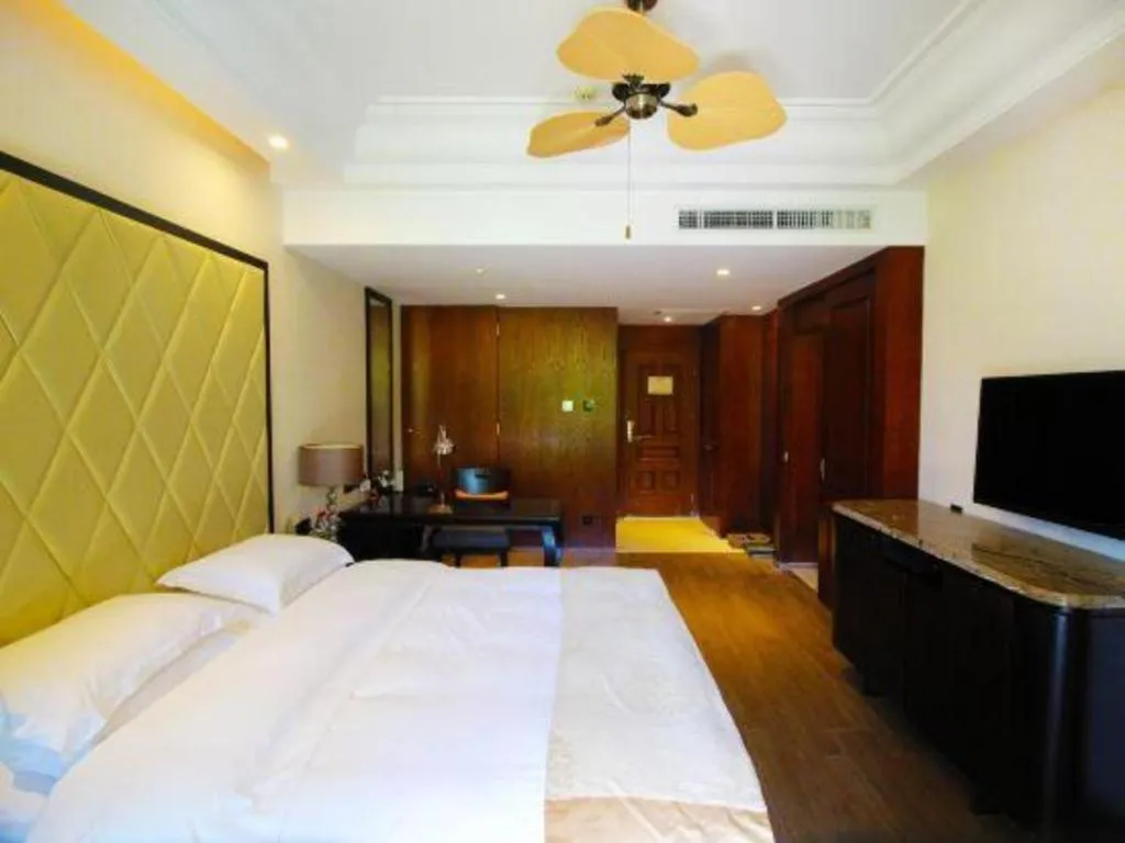 Bed in Hainan Yatai Hot Spring Hotel