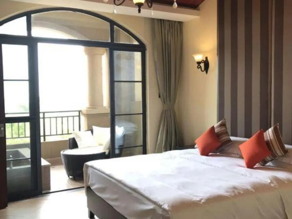 Bed in Hainan Yatai Hot Spring Hotel