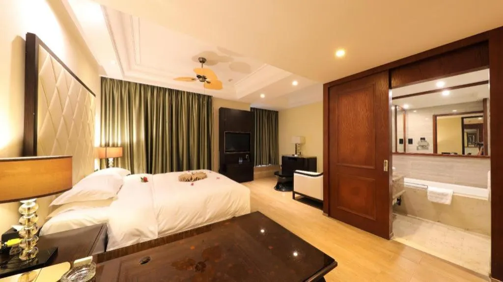 Bed in Hainan Yatai Hot Spring Hotel