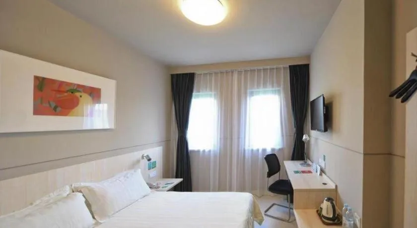 Bed in Jinjiang Inn Caobao Road Subway Station