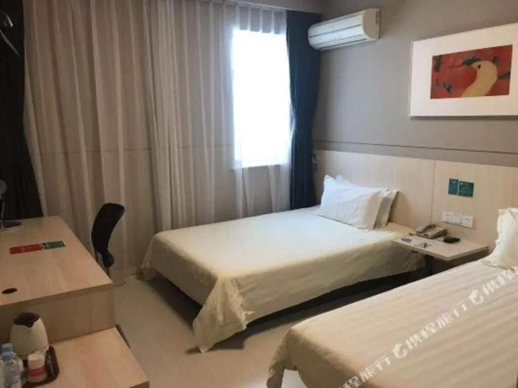 Bed in Jinjiang Inn Caobao Road Subway Station