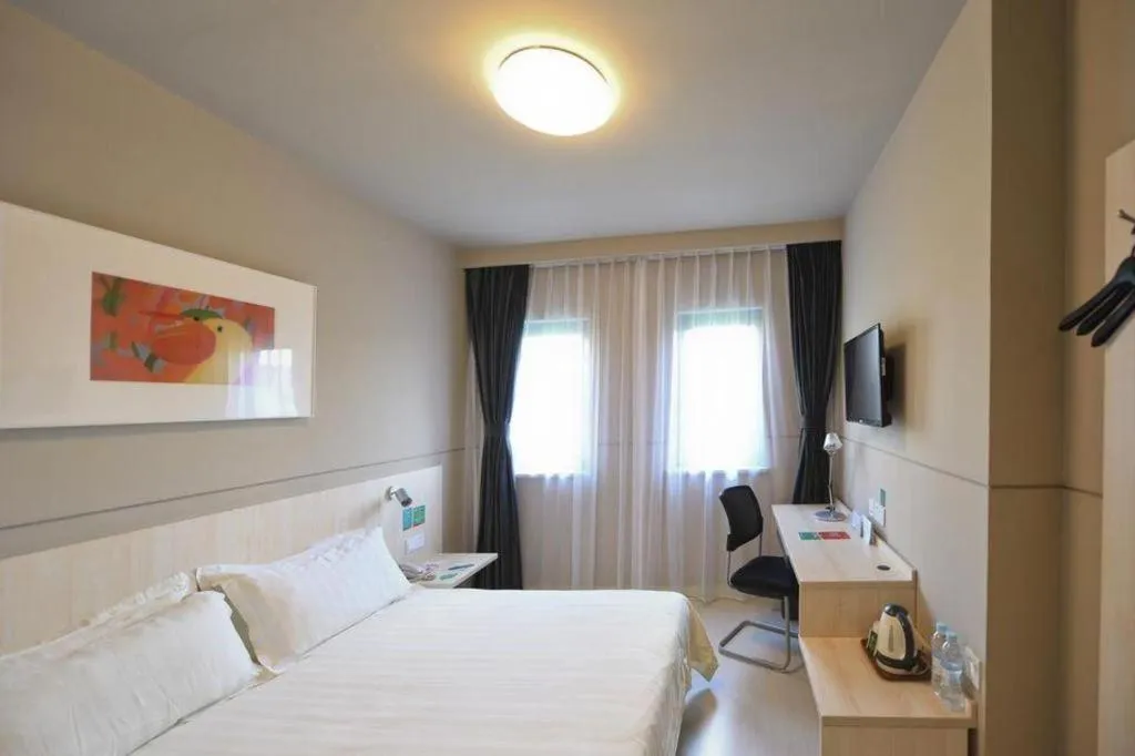 Bed in Jinjiang Inn Caobao Road Subway Station