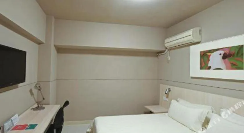Bed in Jinjiang Inn Caobao Road Subway Station