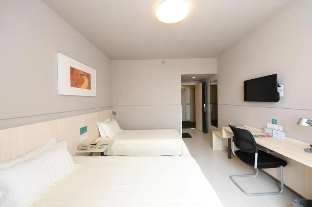 Bed in Jinjiang Inn Caobao Road Subway Station