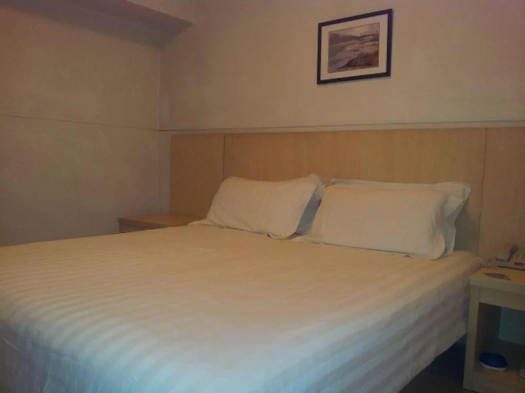 Bed in Jinjiang Inn Caobao Road Subway Station