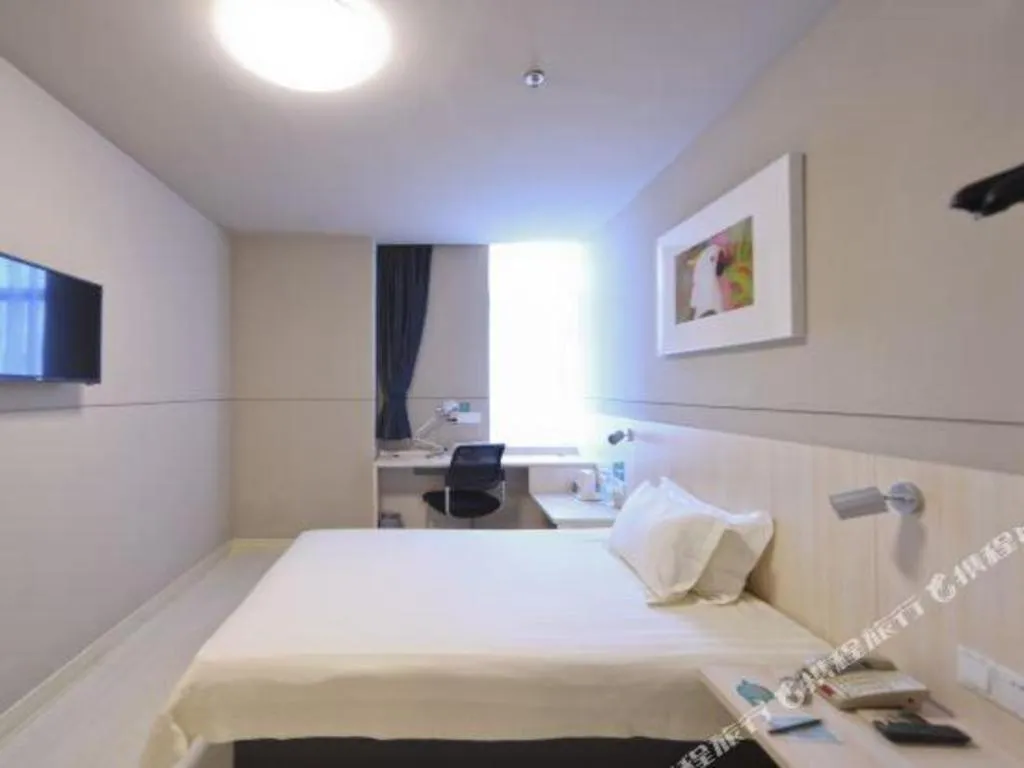 Bed in Jinjiang Inn Caobao Road Subway Station