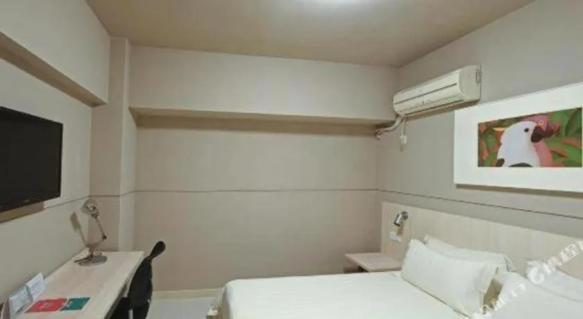 Bed in Jinjiang Inn Caobao Road Subway Station