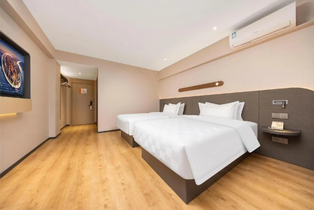 Bed in Jinjiang Inn Henan Museum Hutun Metro Station