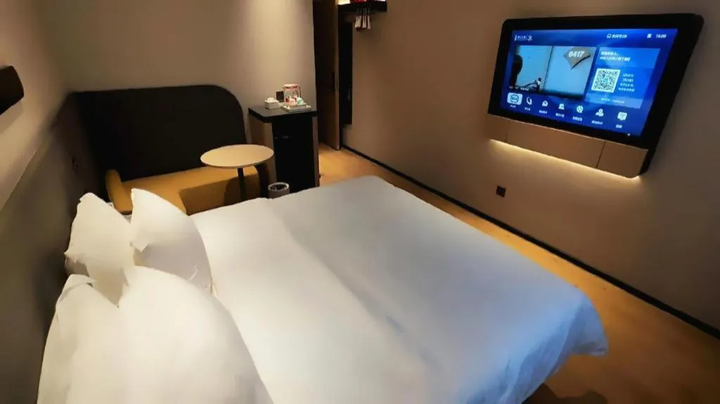 Bed in Jinjiang Inn Henan Museum Hutun Metro Station