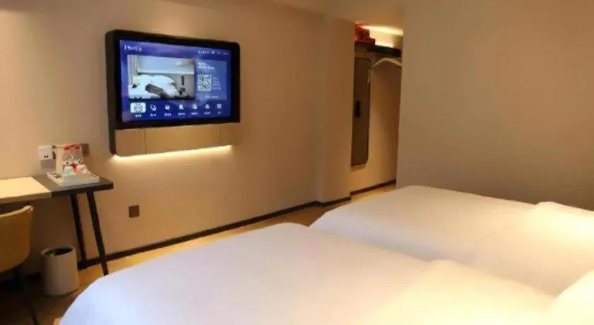 Bed in Jinjiang Inn Henan Museum Hutun Metro Station