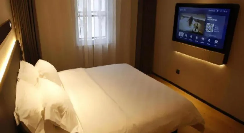 Bed in Jinjiang Inn Henan Museum Hutun Metro Station