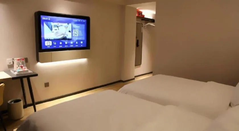 Bed in Jinjiang Inn Henan Museum Hutun Metro Station